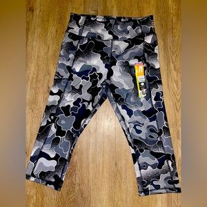Womens capri legnth leggings w/ pockets size Large NWT